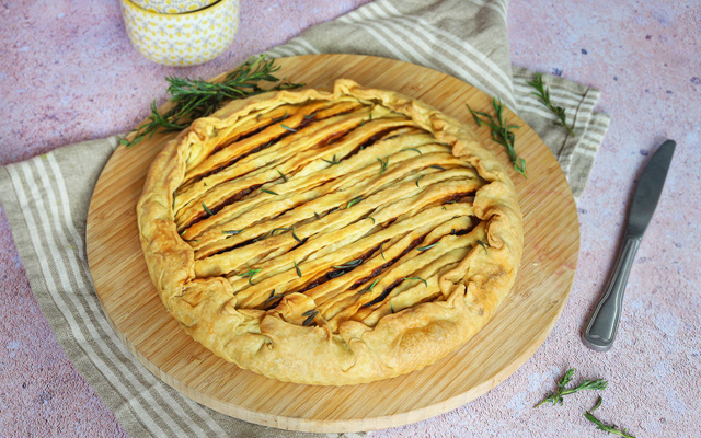 Tourte aux oignons, olives noires et tomates cerises