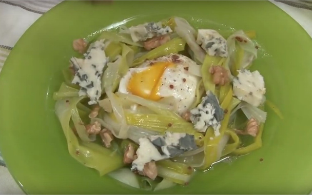Salade tiède de poireaux, roquefort et œuf poché