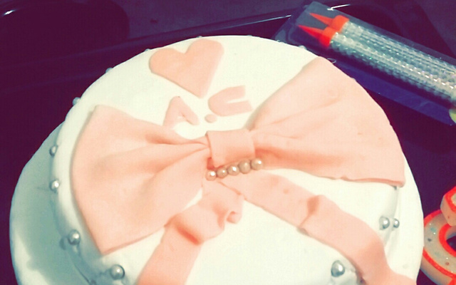 Gâteau rose blanc et noir