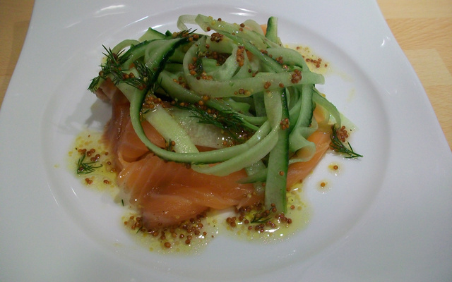 Lamelles de concombre, saumon fumé & vinaigrette au sirop d'agave
