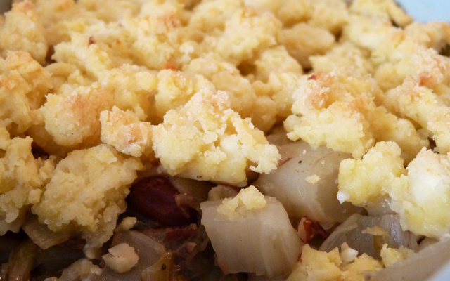 Crumble d'endives, noisettes et raisins secs à la fêta