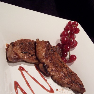 Escalopes de foie gras poêlées au pain d'épices et fruits frais