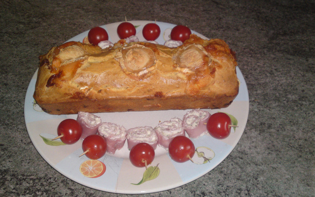 Cake chèvre lardon et pique de jambon tartare