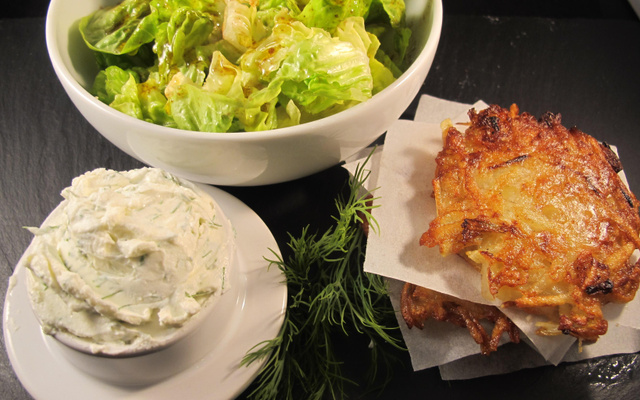 Galettes de pommes de terre et fromage frais à l'aneth