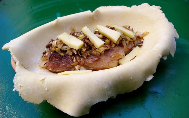 Magret de canard en croûte de Beaufort, chutney de pruneaux aux noisettes