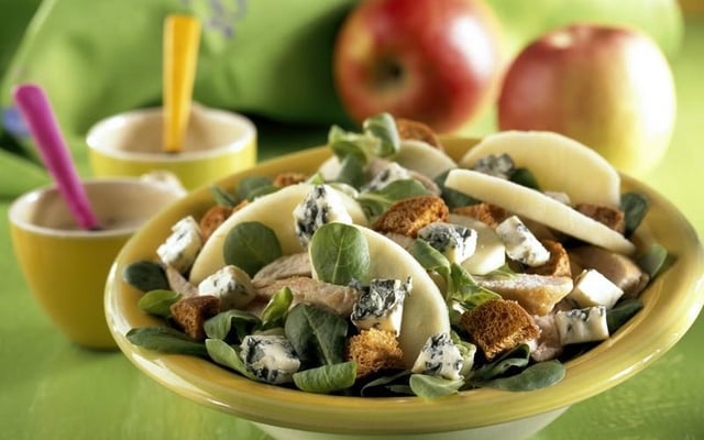 Salade de mâche, poulet, pommes et Saint Agur à l'huile de noix