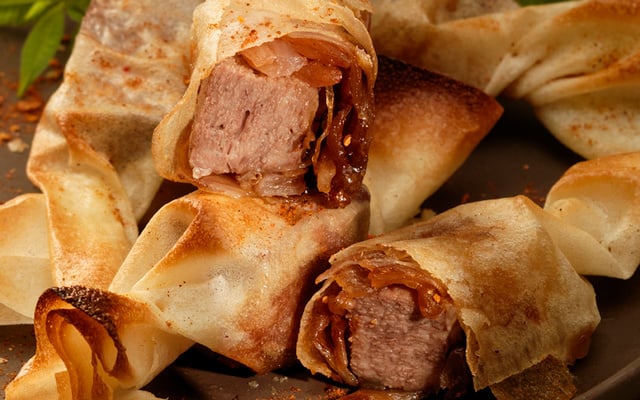Dés de langue de bœuf et échalotes confites en feuille de brick