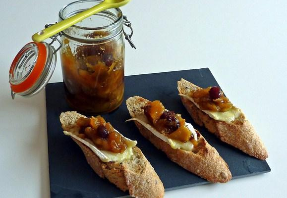 Crostini au chutney de pomme et au brie
