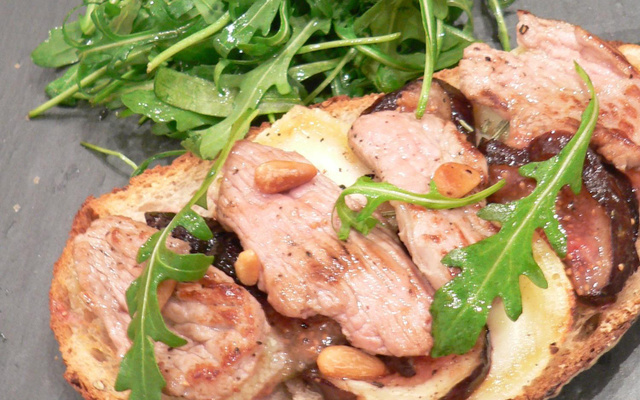 Tartine d'agneau Presto aux figues, chèvre, miel et herbes de Provence