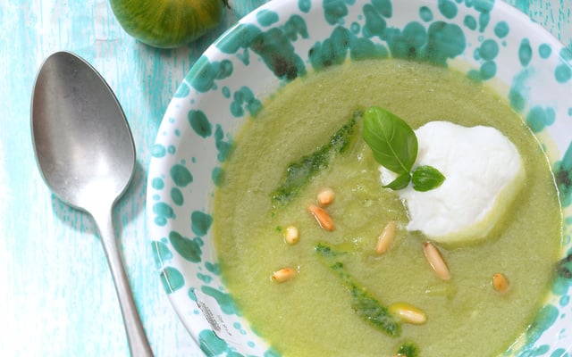 Gaspacho de tomates green zebra à la sauce tabasco® vert, siphon de burrata et coulis de basilic épicé
