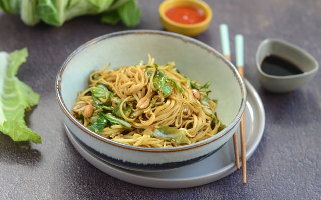 Nouilles sautées aux feuilles de chou-fleur