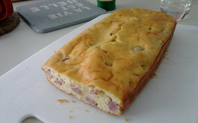 Cake salé au jambon et aux olives