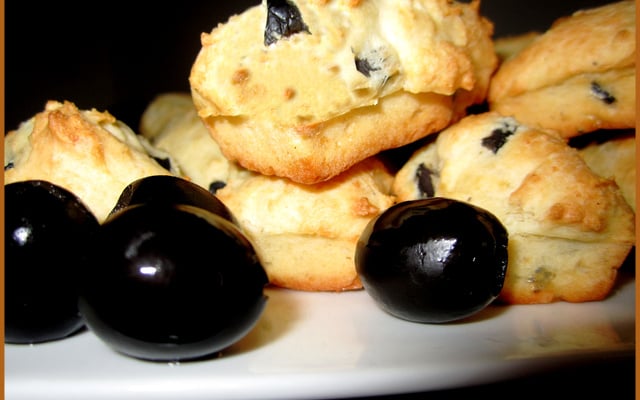 Cakes aux olives noires et au thym