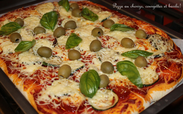 Pizza au chorizo, courgettes et basilic