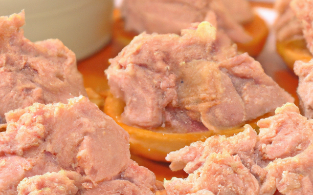 Miettes de thon sur pêches fraîches