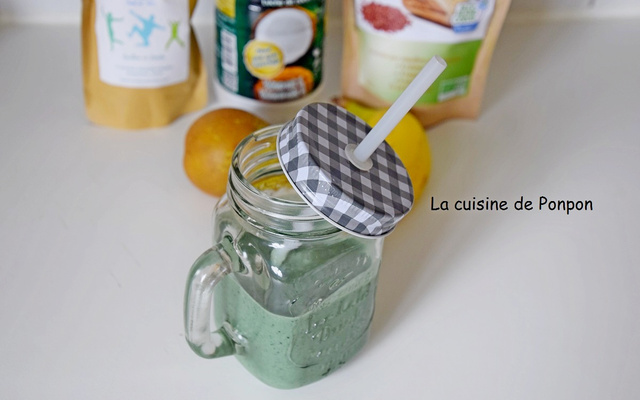 Smoothie poire, banane, coco, linette et spiruline
