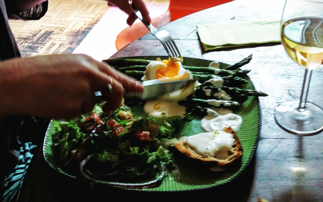 Asperges poêlées, œuf mollet sur pancetta grillée, sauce et salade parmesan
