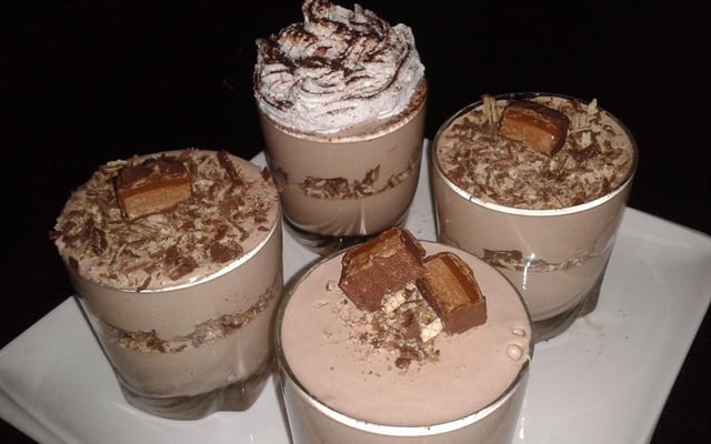 La mousse au chocolat Mars et des copeaux de Kit-Kat