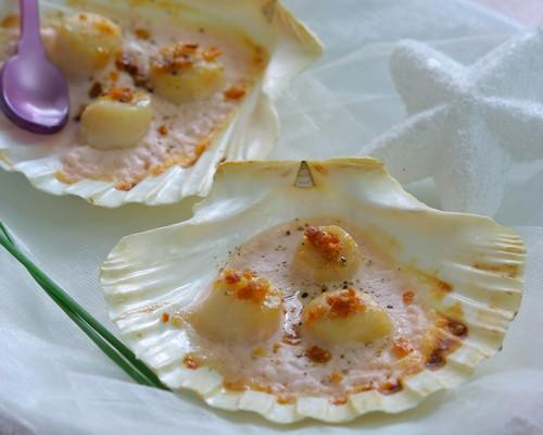 Saint-Jacques dans leur coque à la crème de Tarama et lard fumé croquant