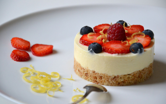 Cheesecake au citron, à la bergamote et aux fruits rouges (sans cuisson)