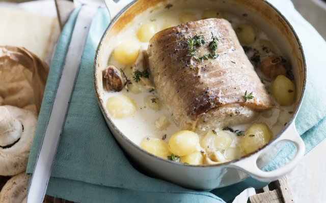 Rôti de porc cuit au lait et petites pommes de terre nouvelles