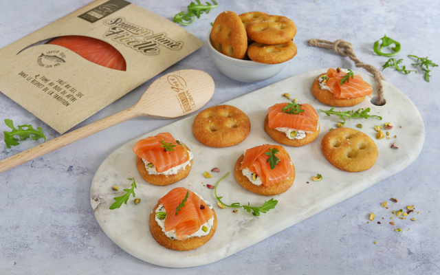 Mini-focaccia au fromage fouetté et saumon fumé