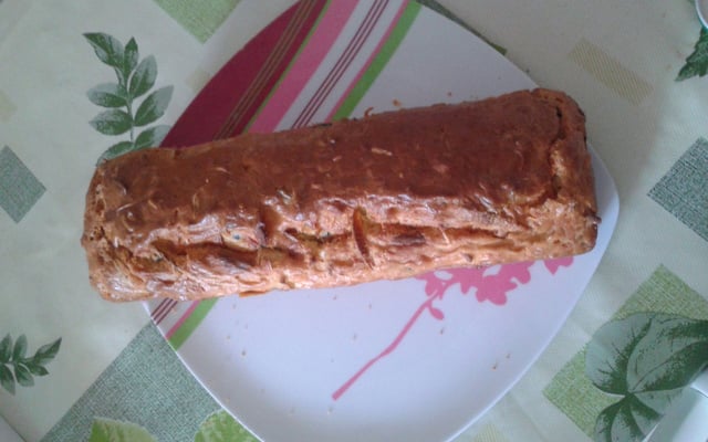 Cake salé au jambon, fromage et olives