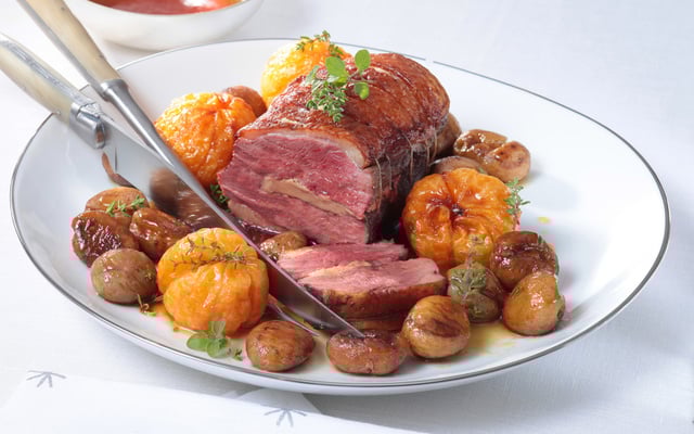 Le rôti 2 magrets au foie gras, clémentines et marrons poêlés