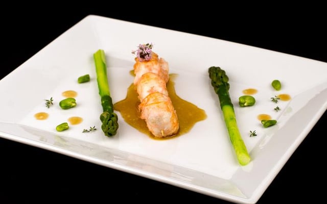 Langoustines rôties aux asperges vertes, jus court à la vinaigrette de mandarine Clovis