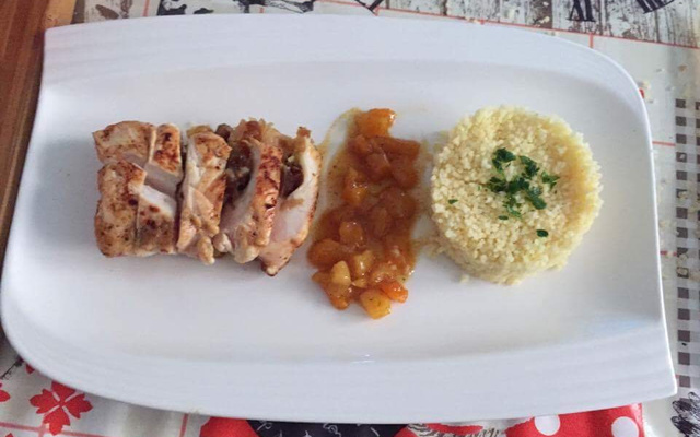Blancs de poulet farcis aux dattes, sauce à l'orange et à l'abricot