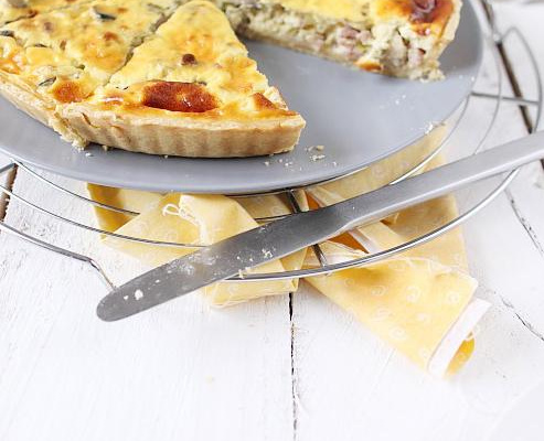 Quiche aux oignons nouveaux, champignons et lardons fumés