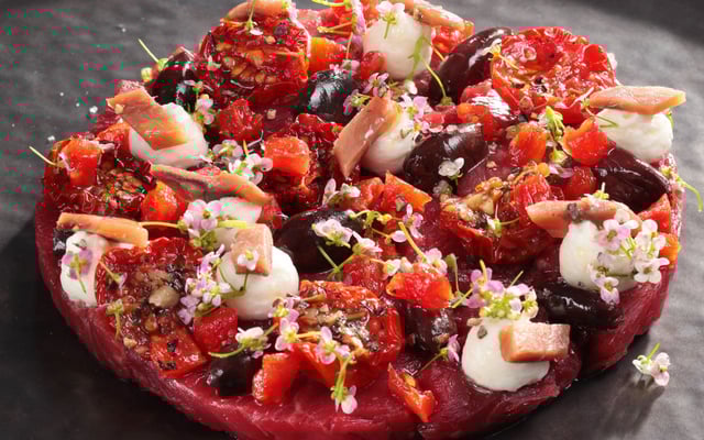 Ceviche de flet de bœuf, bavarois d’anchois, tomates fumées au bois de hêtre, olives Taggiasche, petites pousses