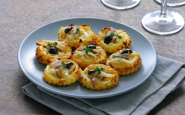 Mini-tartelettes fines aux oignons et anchois façon pissaladière