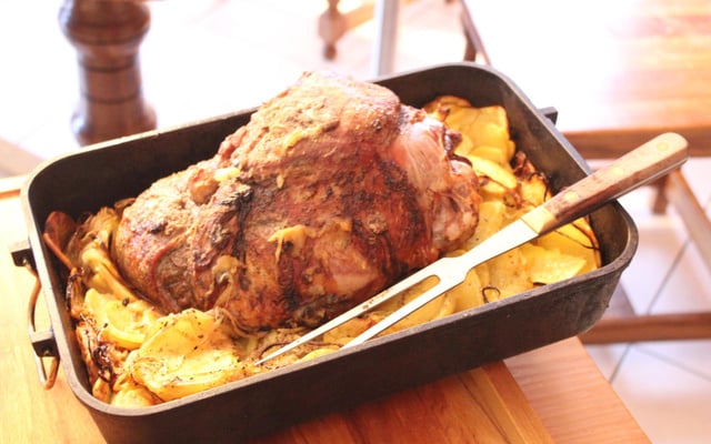 Épaule ou gigot d'agneau sur lit de pommes de terre