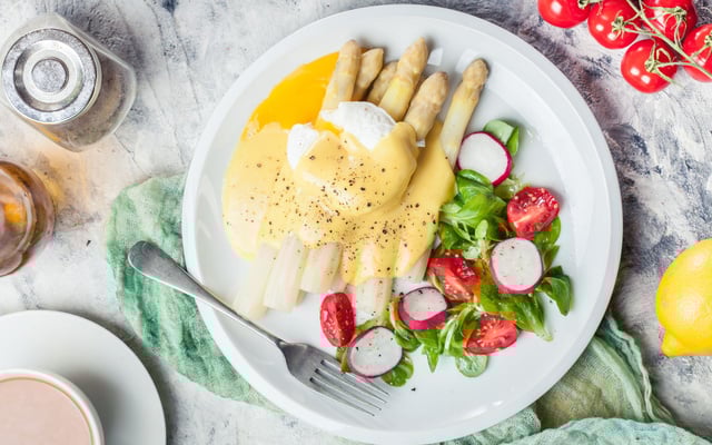 Salade d'asperges blanches, radis, œufs pochées et sauce hollandaise