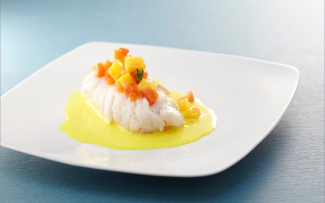 Dos de cabillaud Skrei de Norvège poché au lait de coco et parfumé au curcuma