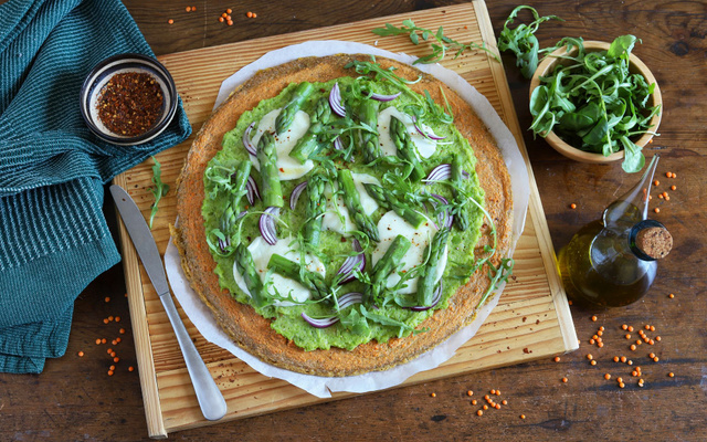 Pizza de lentilles sans farine aux asperges, mozzarella et roquette