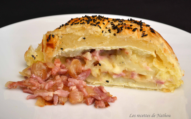 Feuilleté au camembert, pommes de terre, lardons et oignons confits au balsamique