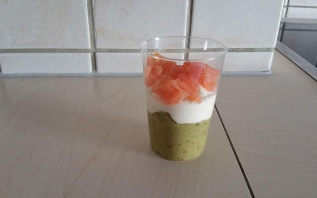 Verrine avocat-saumon-boursin