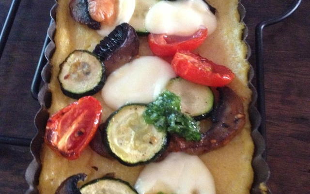 Tarte de polenta aux légumes grillés et basilic