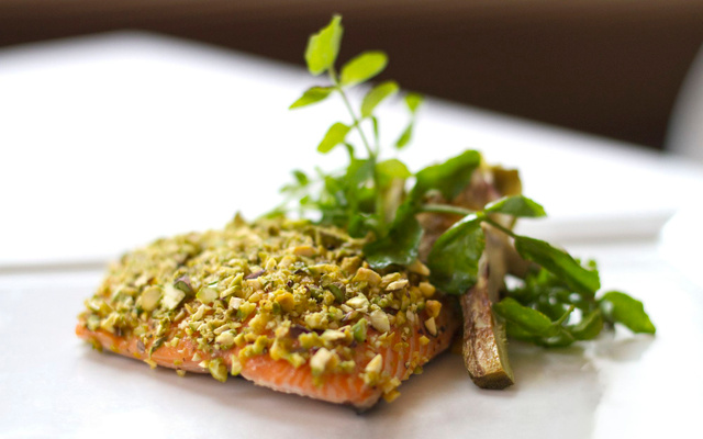 Saumon grillé saupoudré de pistaches et son glaçage au miel