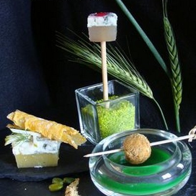 Entre Fromage et Dessert :Trilogie en Vert pour Roquefort Papillon (La sucette à la Poire Parfumée à la Framboise - Le Cube Crusti-Fondant d'Ananas au Fenouil et Granny  - La Praline de Roquefort à la pistache et son Jus de