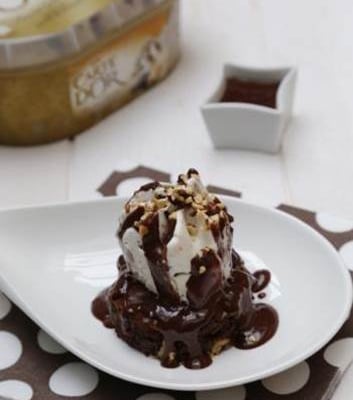 Brownie aux noix, crème glacée Carte d'Or® façon glacier saveur dame blanche, sauce chocolat