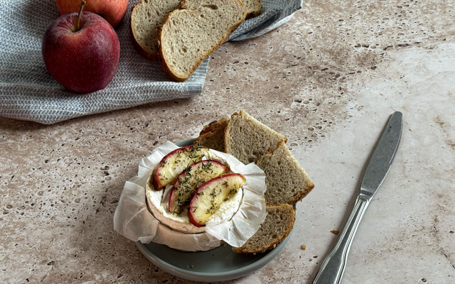 Camembert rôti aux pommes caramélisées