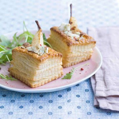 Bouchées à la reine poire, bleu et noisettes