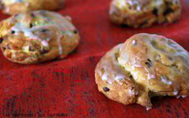 Brioches aux pépites de chocolat et aux oranges confites