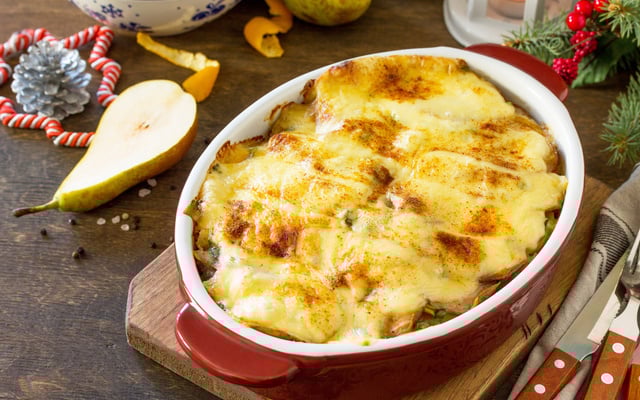 Gratin de pommes de terre, oignons, blanc de poulet et raclette