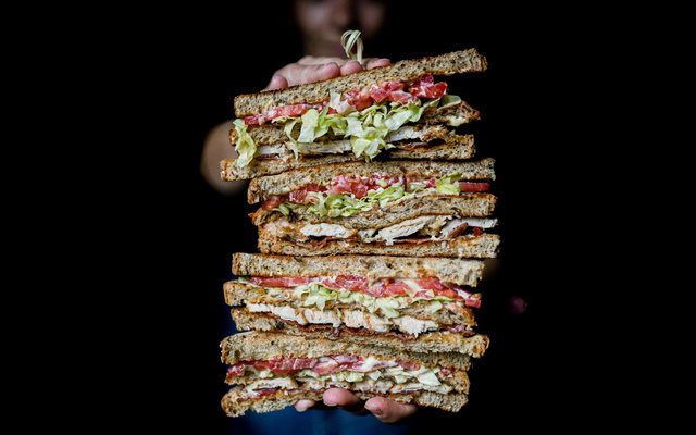 Club sandwich au poulet, bacon, tomate et laitue