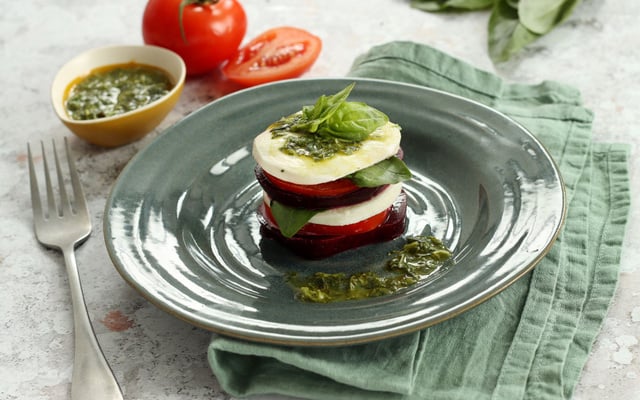 Mille-feuilles de mozzarella aux légumes