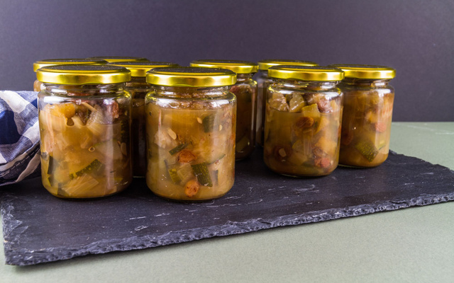Courgettes et oignon au curry en bocaux